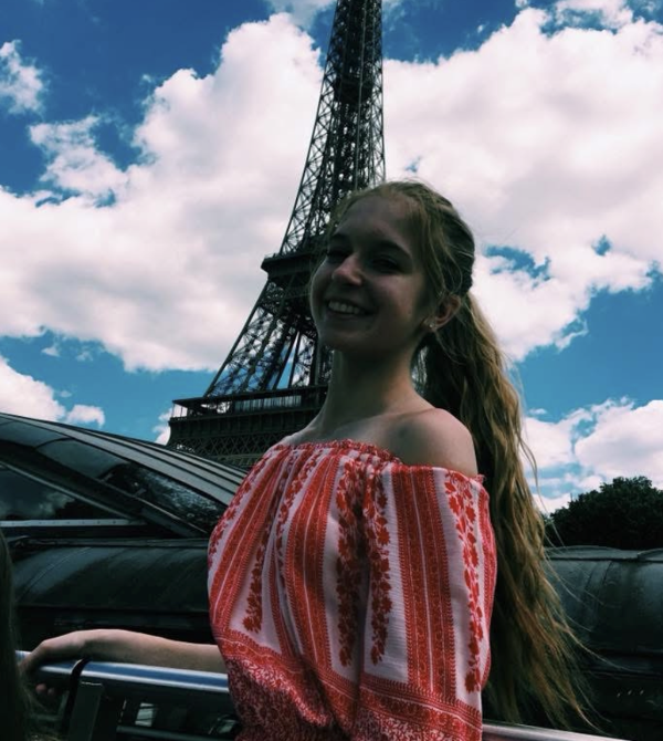 Girl standing in front of eiffel tower