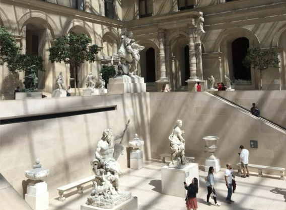 photo challenge in the louvre